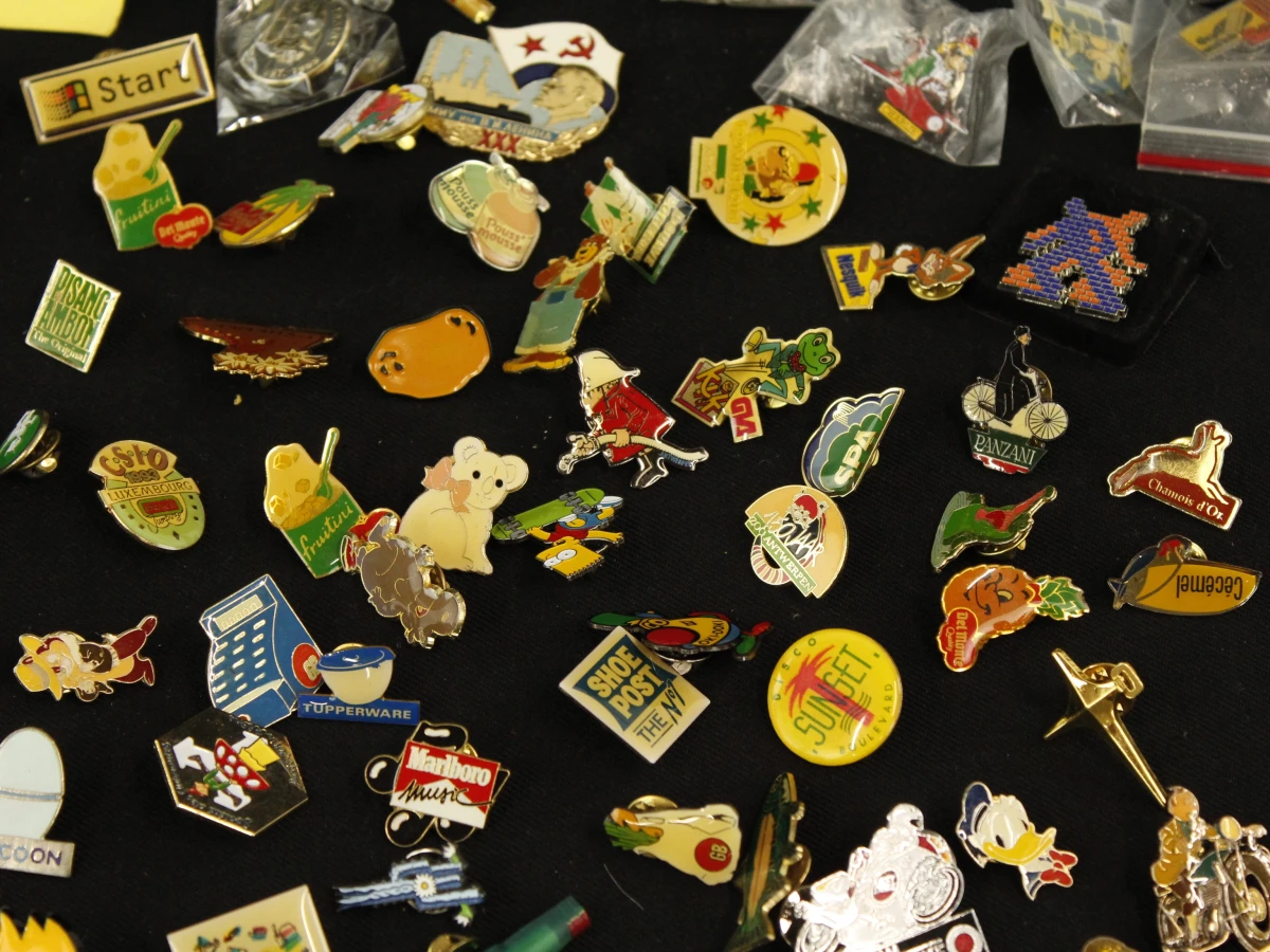 Verzameling diverse pinnen en badges