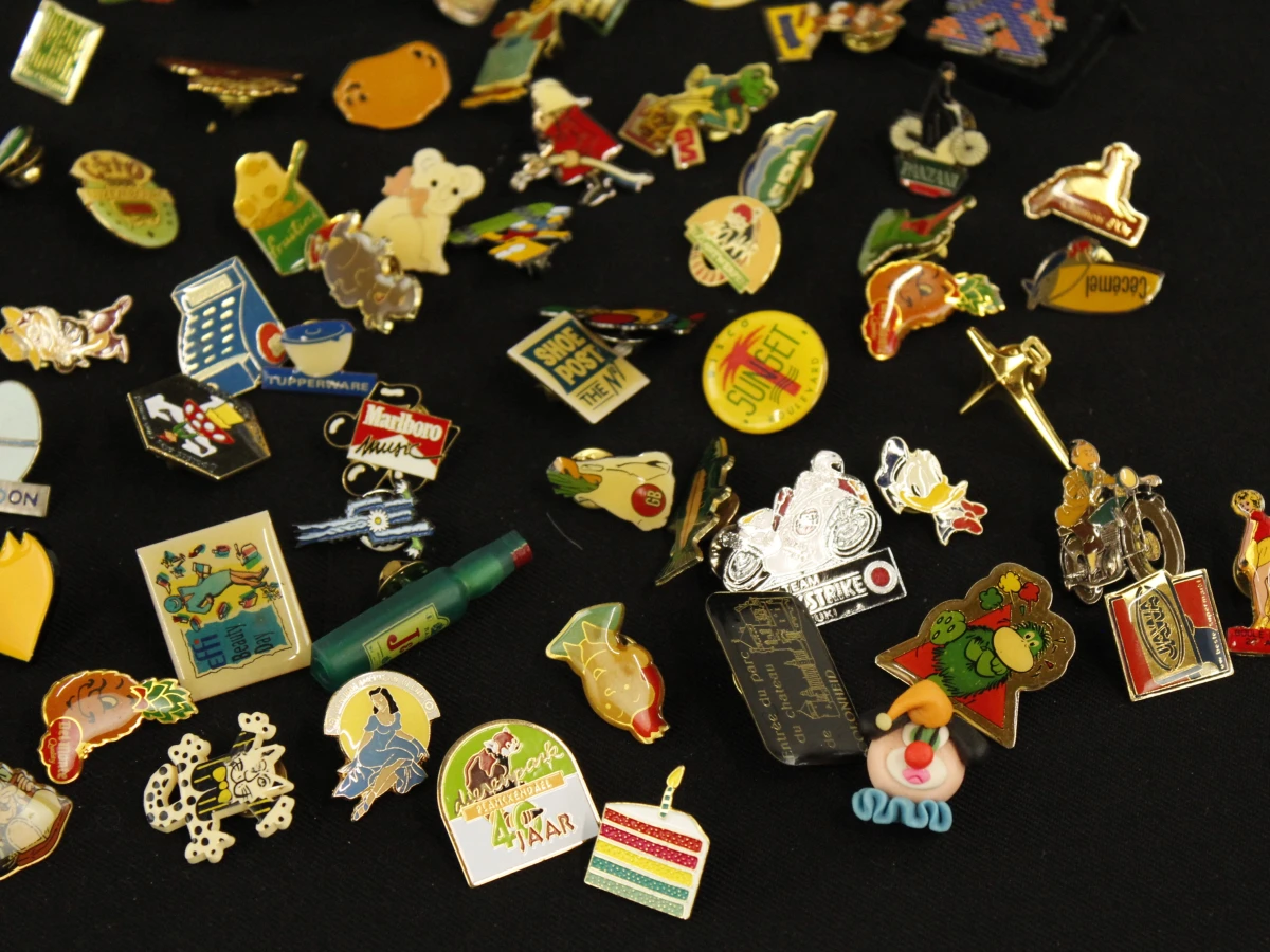 Verzameling diverse pinnen en badges