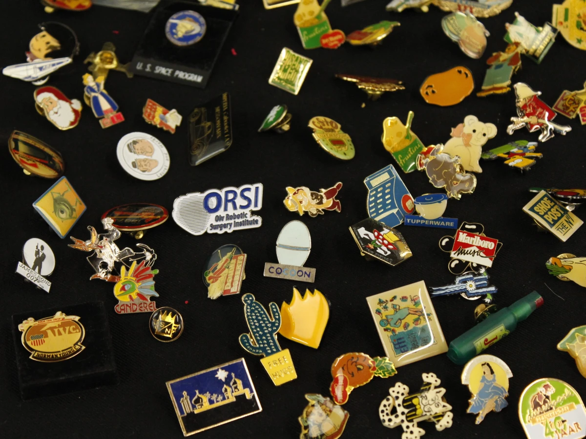 Verzameling diverse pinnen en badges