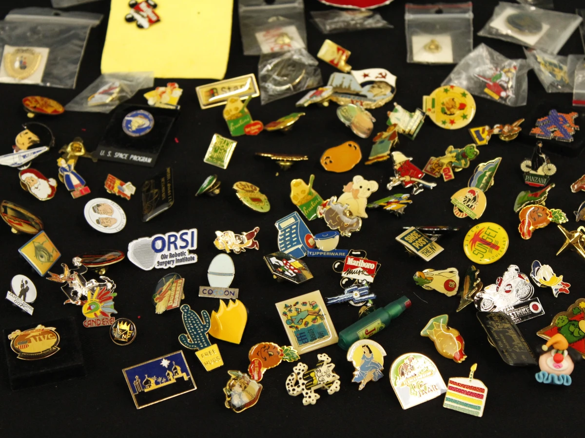 Verzameling diverse pinnen en badges