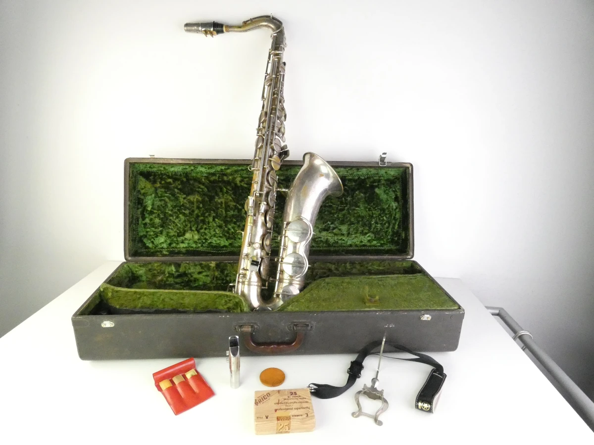 Vintage tenor saxofoon met accessoires en koffer