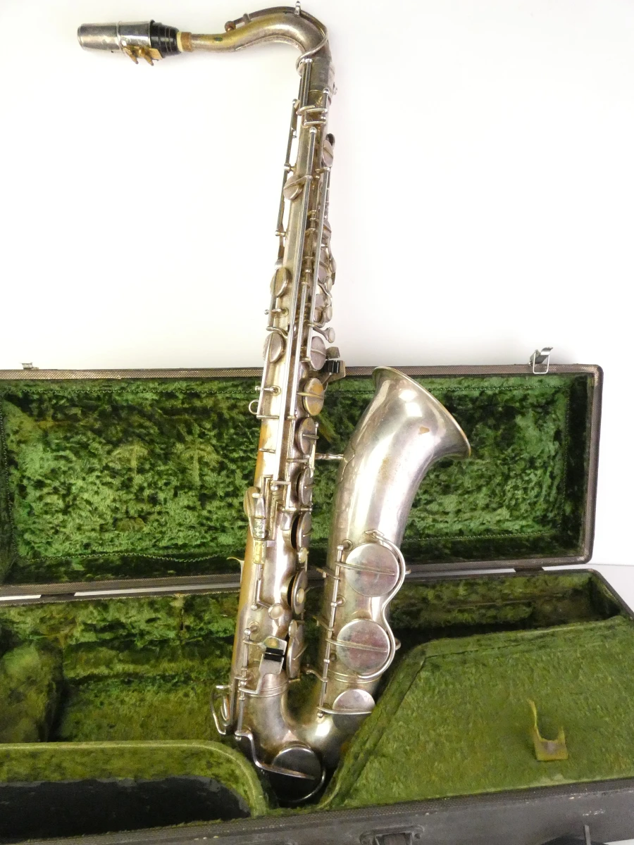 Vintage tenor saxofoon met accessoires en koffer