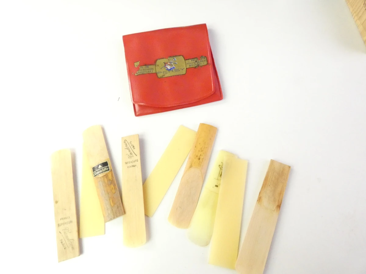 Vintage tenor saxofoon met accessoires en koffer