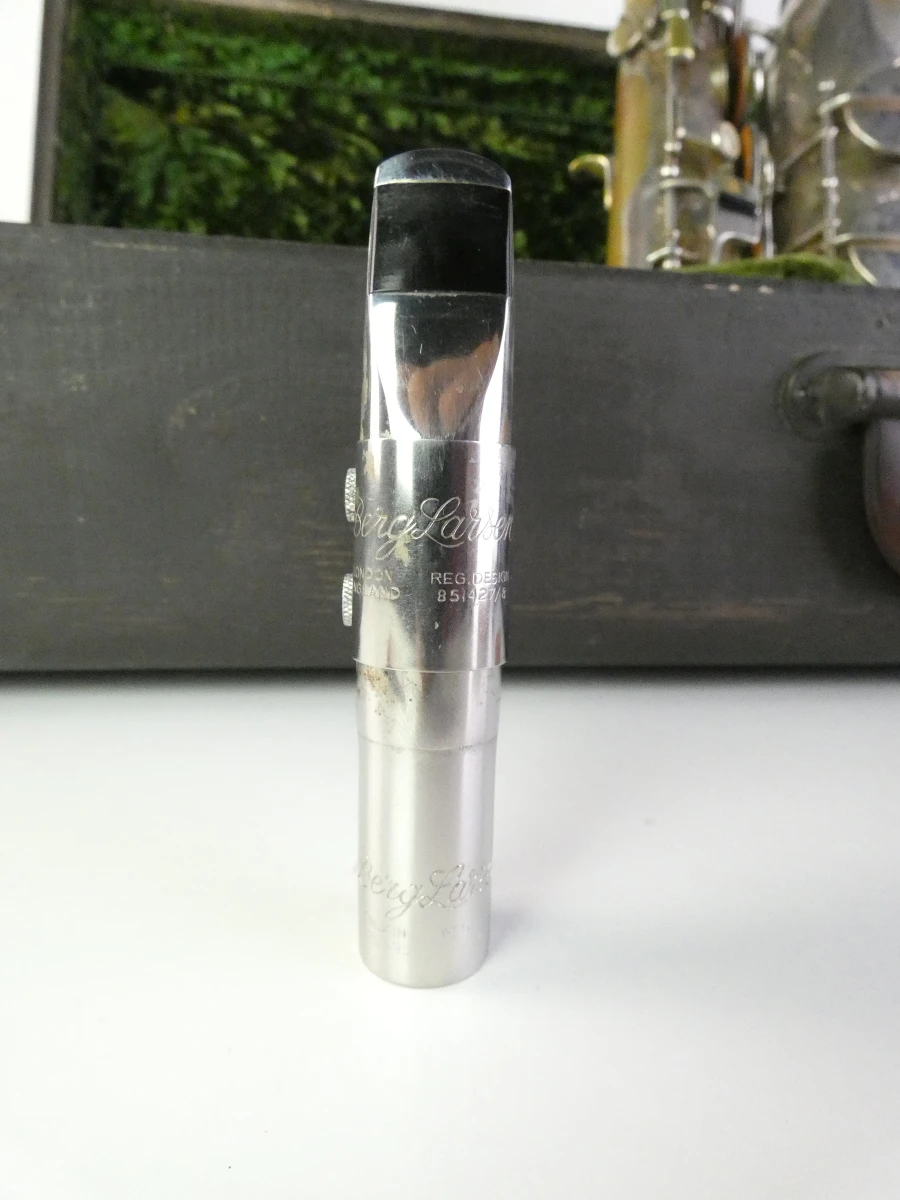 Vintage tenor saxofoon met accessoires en koffer