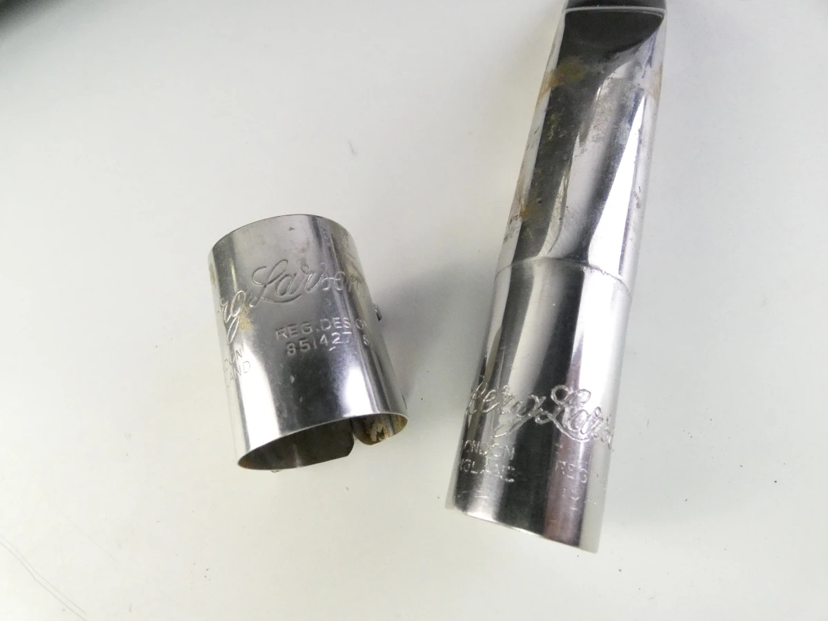 Vintage tenor saxofoon met accessoires en koffer