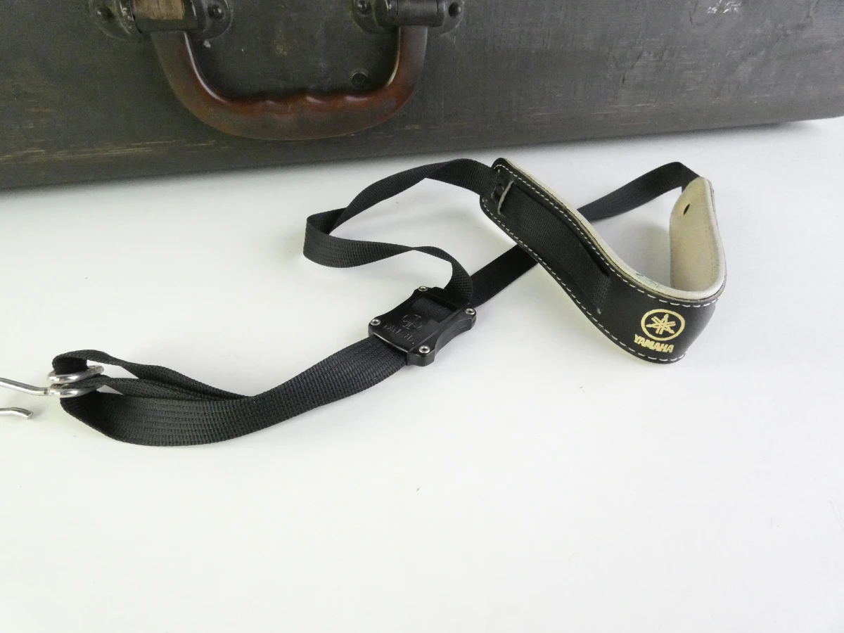 Vintage tenor saxofoon met accessoires en koffer