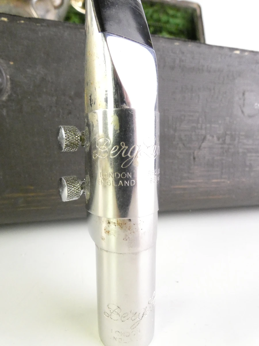 Vintage tenor saxofoon met accessoires en koffer