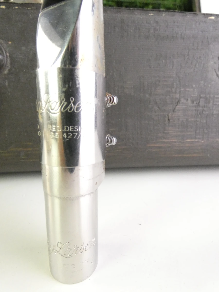 Vintage tenor saxofoon met accessoires en koffer