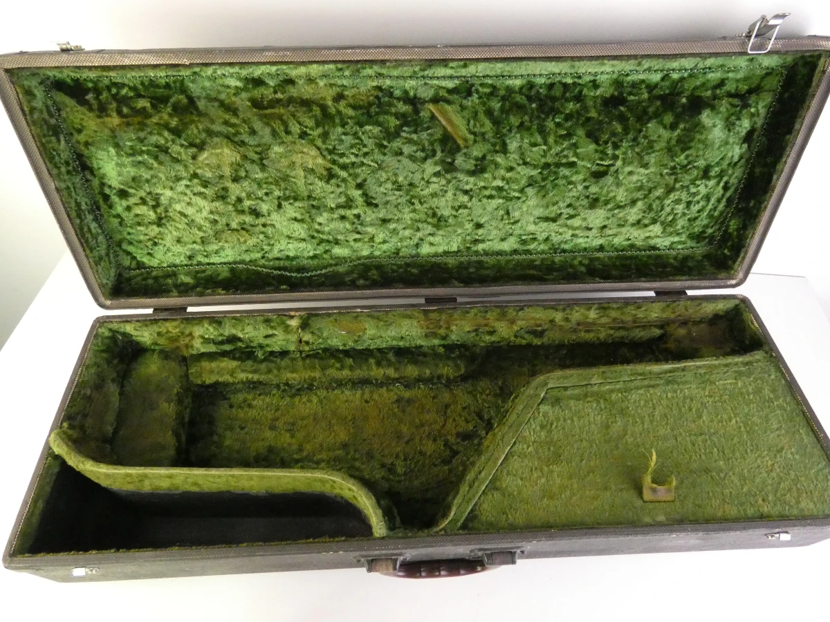 Vintage tenor saxofoon met accessoires en koffer