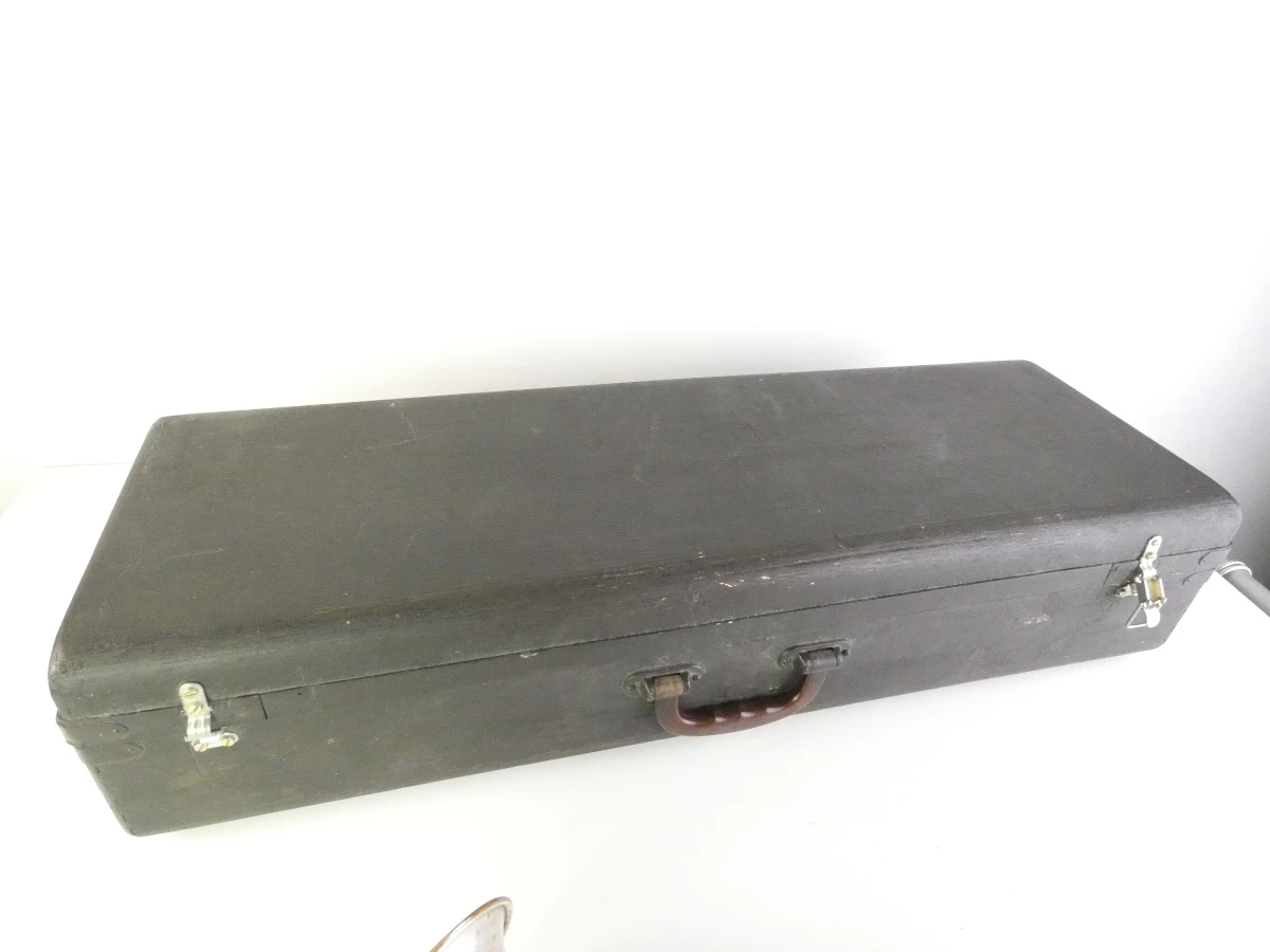Vintage tenor saxofoon met accessoires en koffer