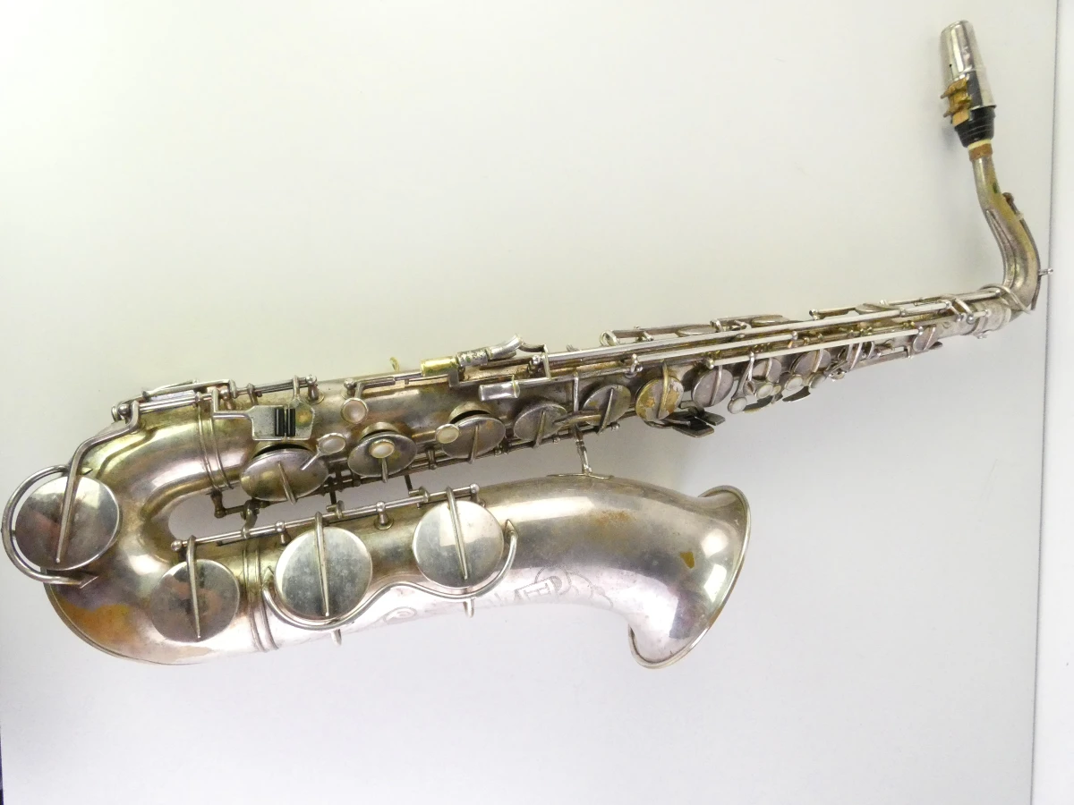 Vintage tenor saxofoon met accessoires en koffer