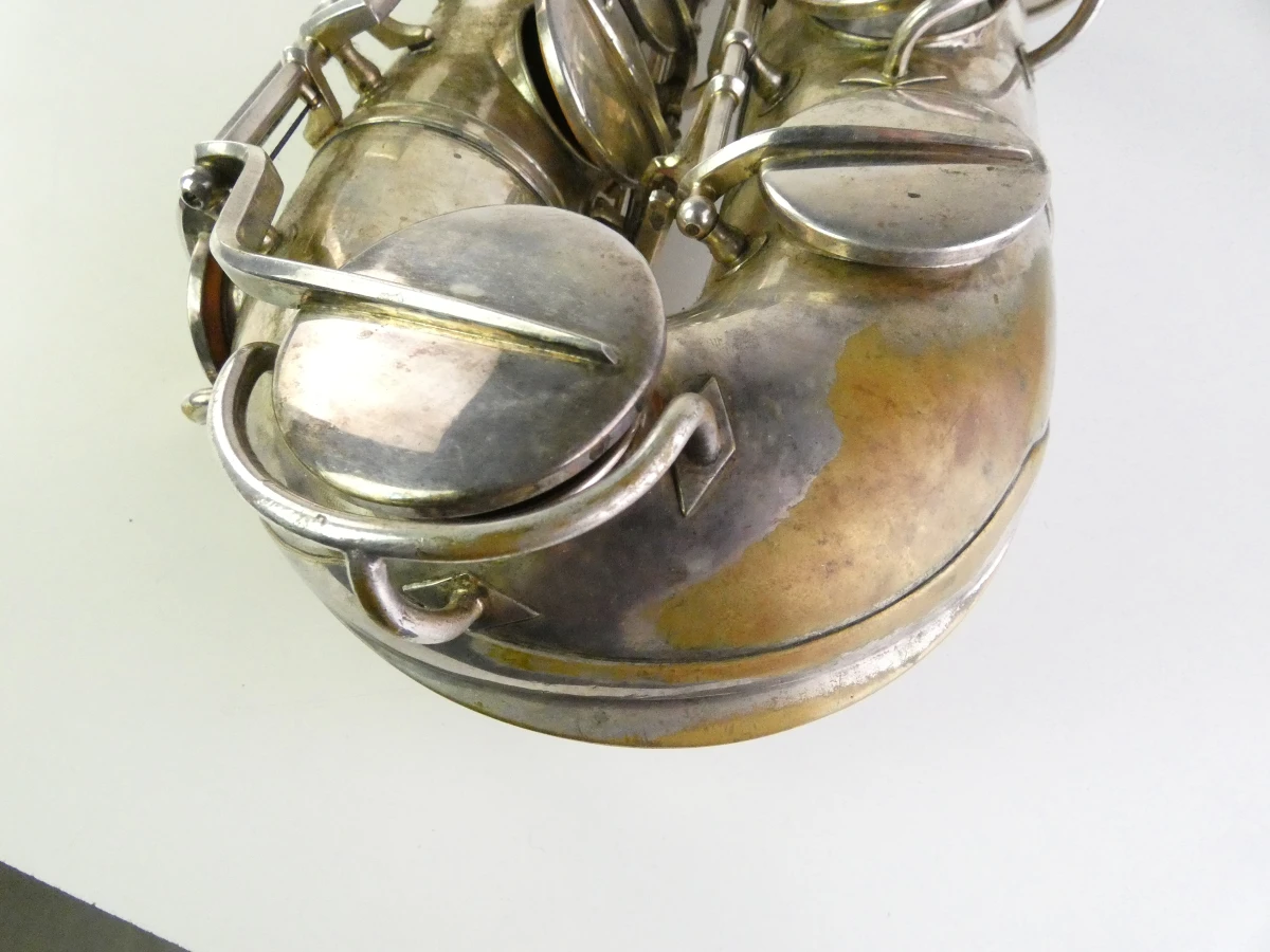 Vintage tenor saxofoon met accessoires en koffer