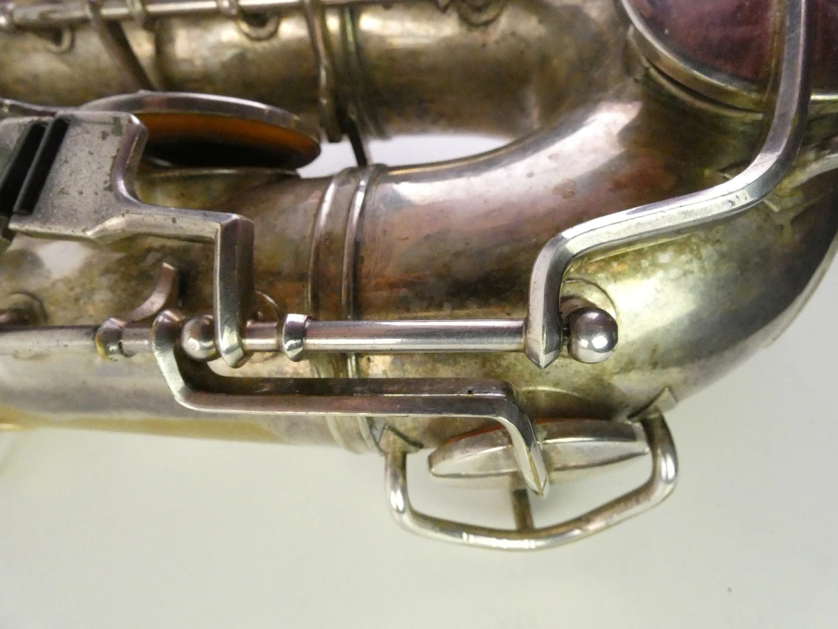 Vintage tenor saxofoon met accessoires en koffer