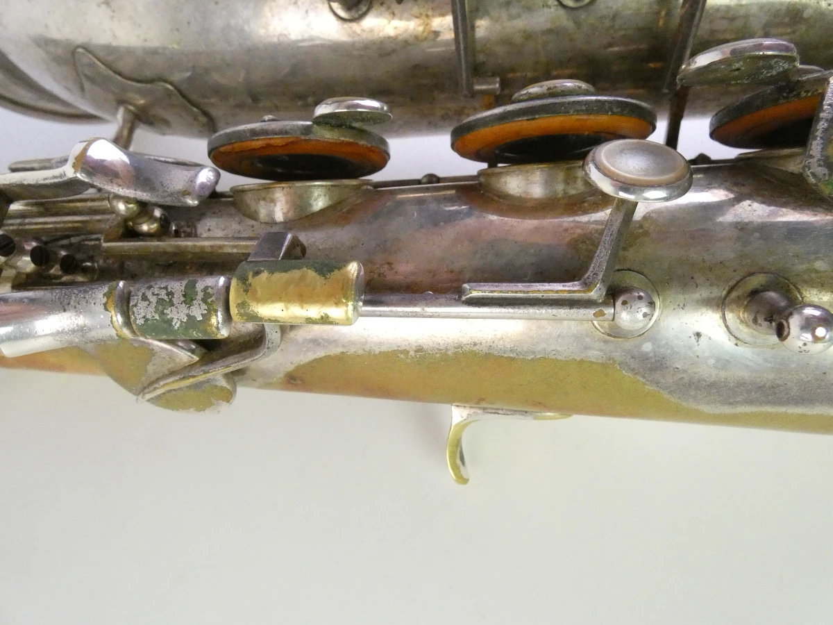 Vintage tenor saxofoon met accessoires en koffer