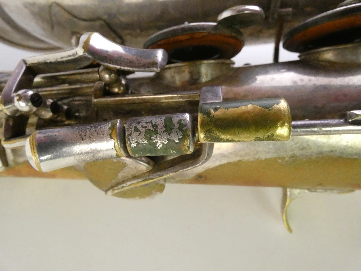 Vintage tenor saxofoon met accessoires en koffer