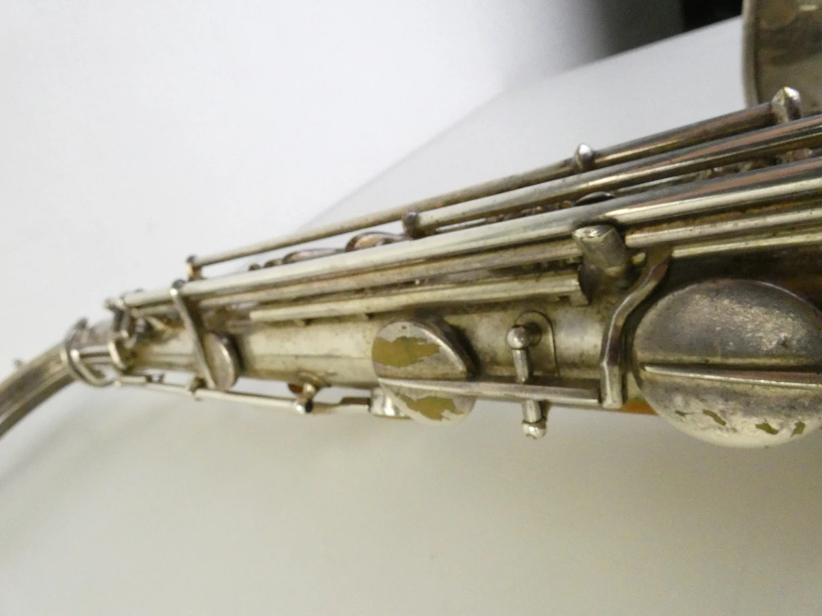 Vintage tenor saxofoon met accessoires en koffer