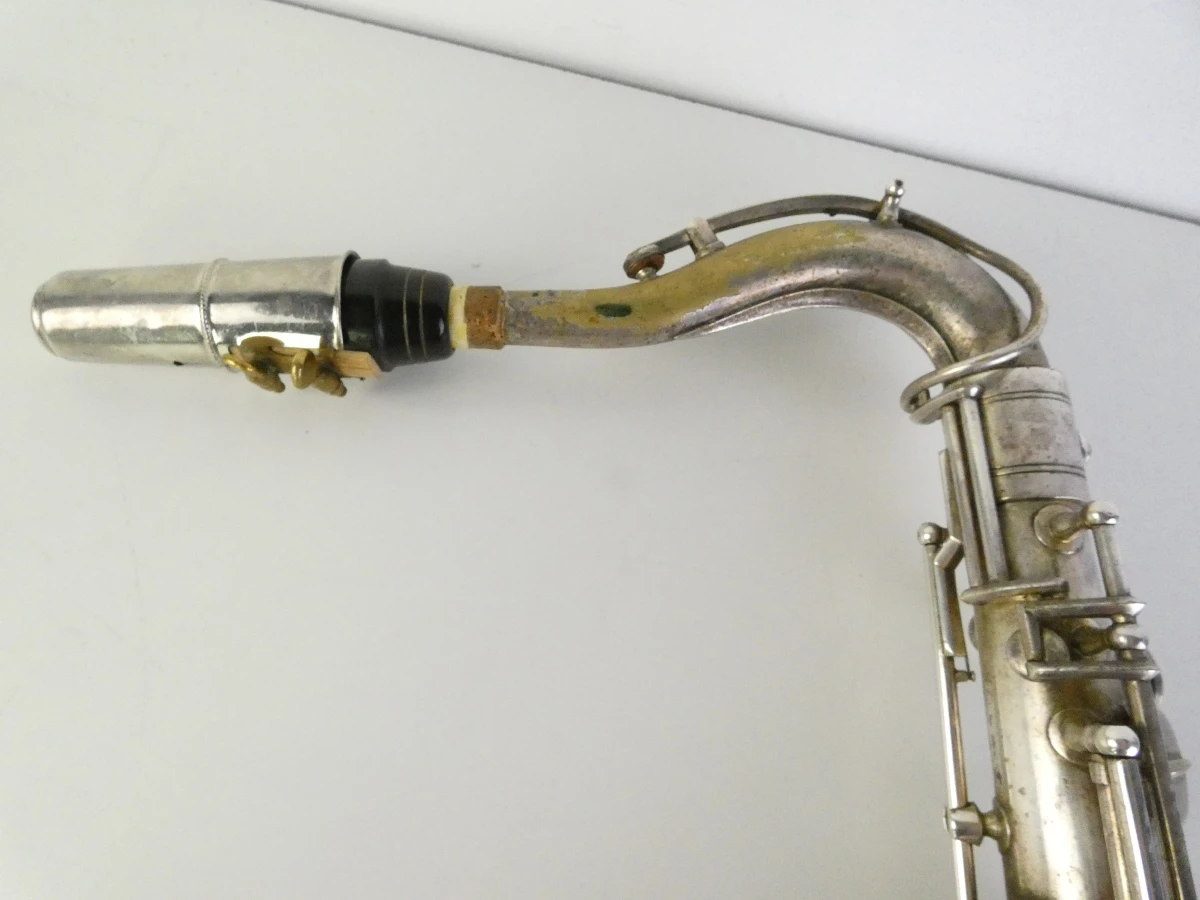 Vintage tenor saxofoon met accessoires en koffer