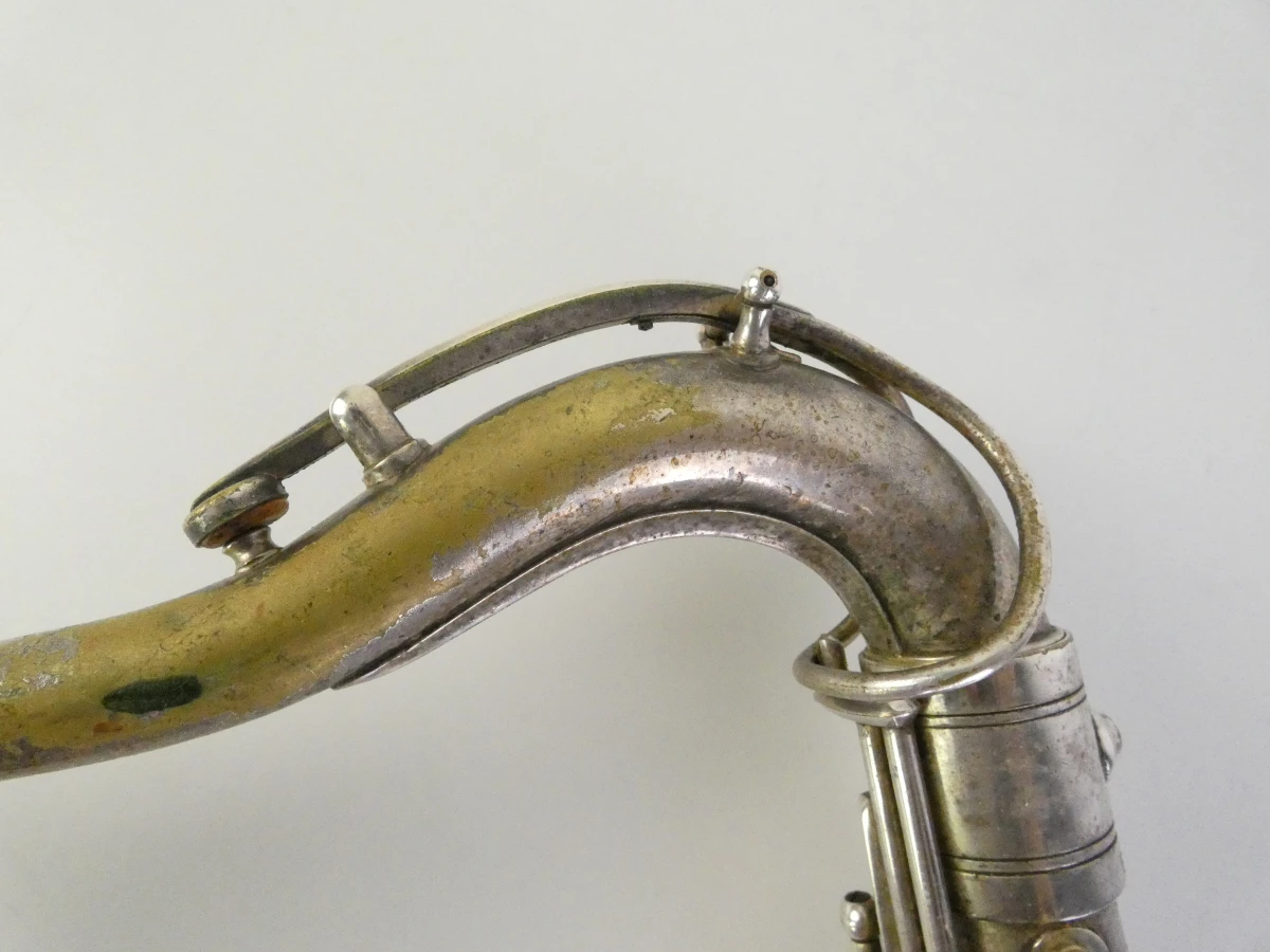 Vintage tenor saxofoon met accessoires en koffer