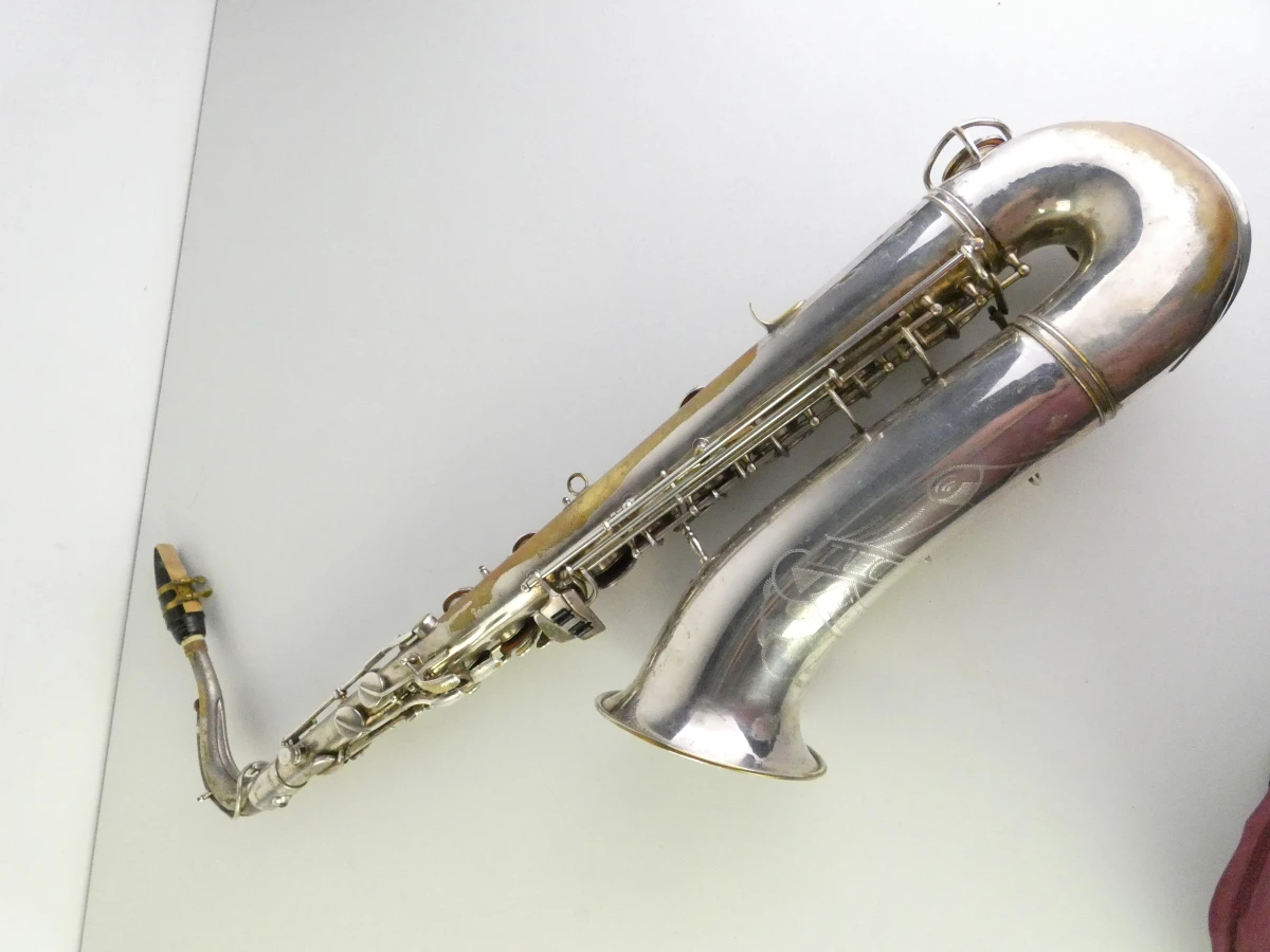 Vintage tenor saxofoon met accessoires en koffer