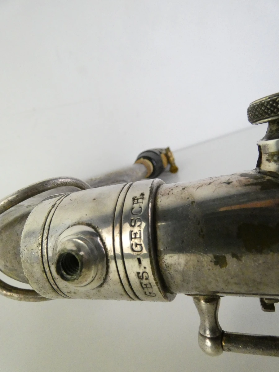 Vintage tenor saxofoon met accessoires en koffer