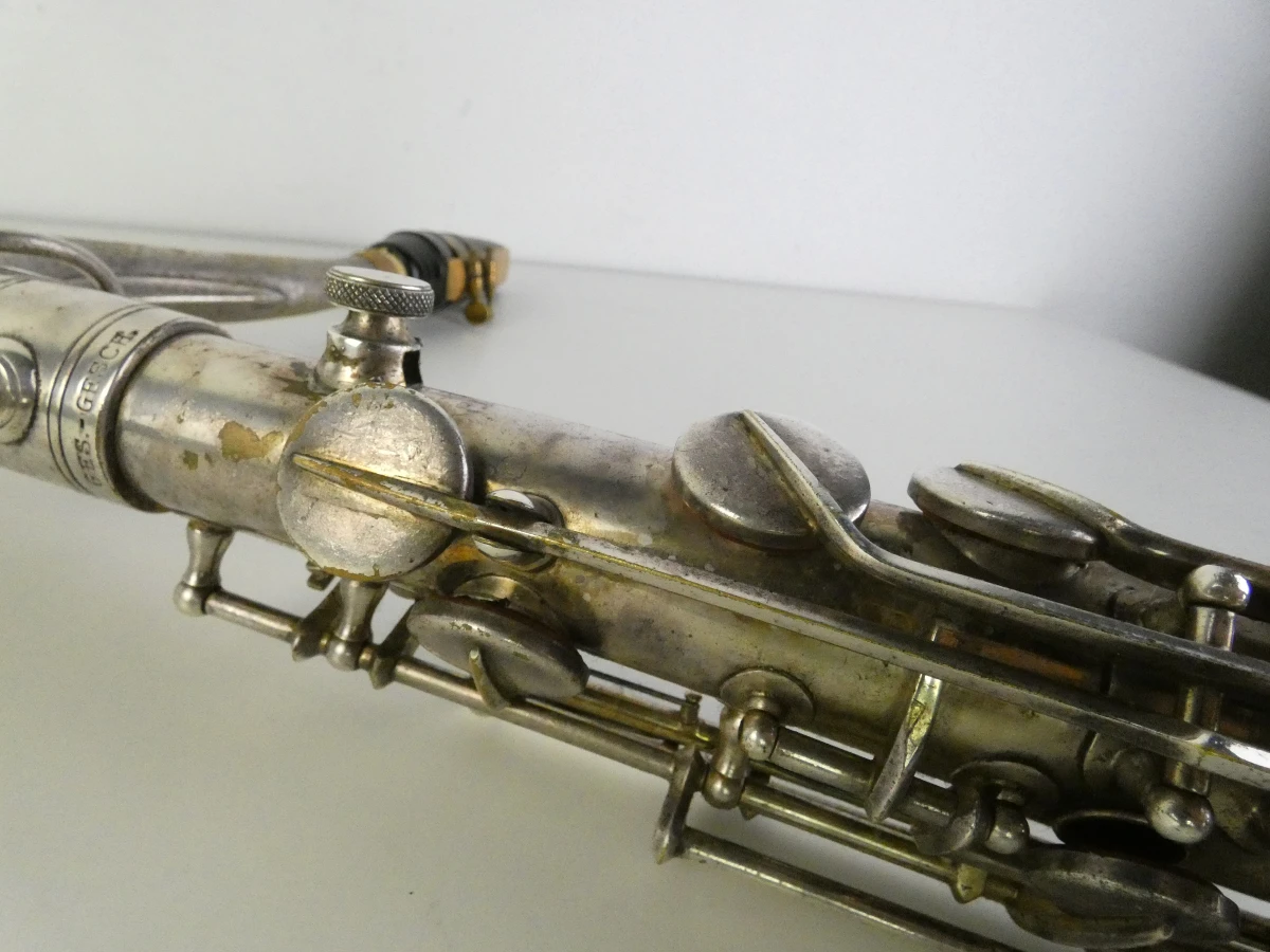 Vintage tenor saxofoon met accessoires en koffer
