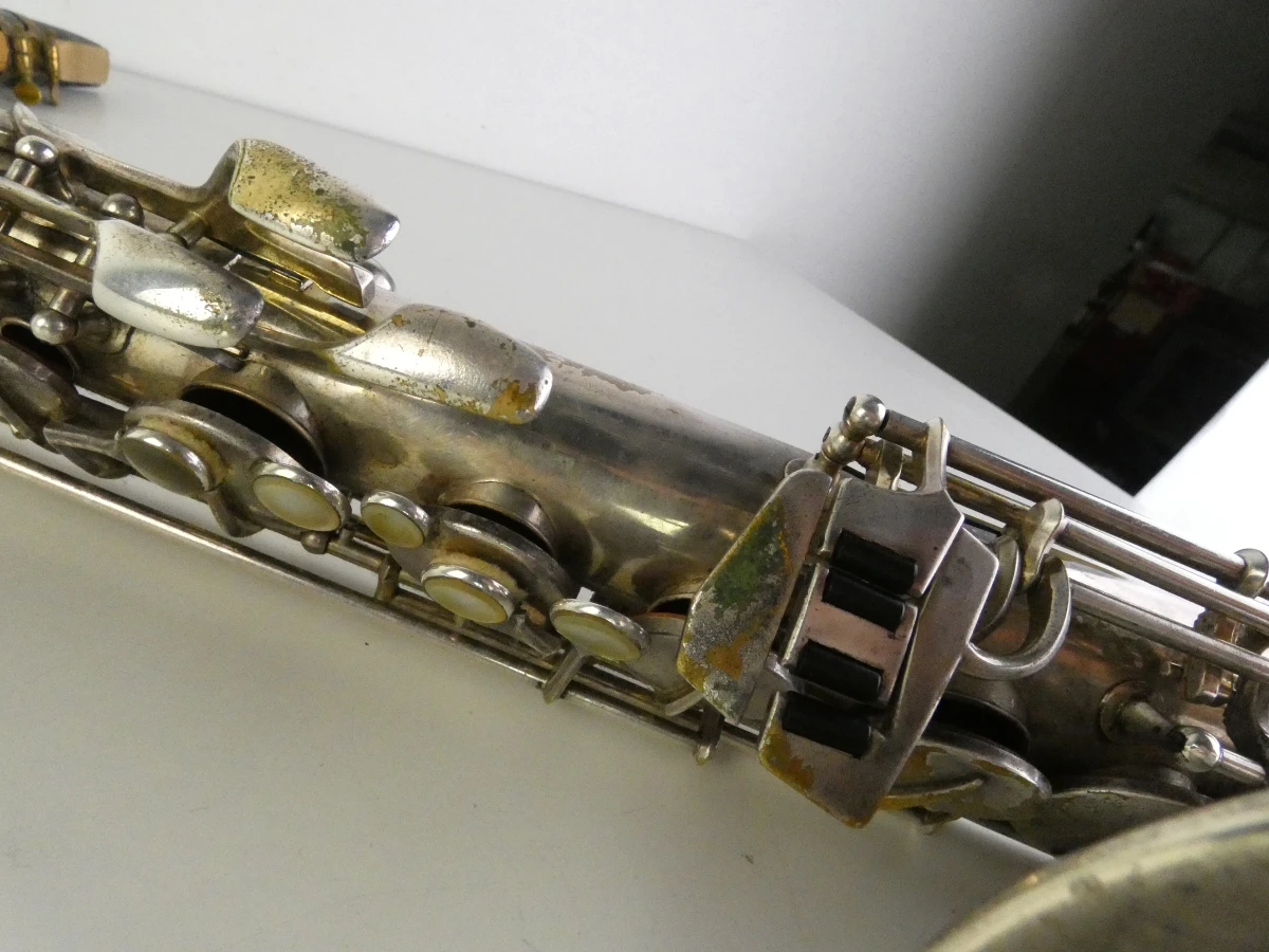 Vintage tenor saxofoon met accessoires en koffer