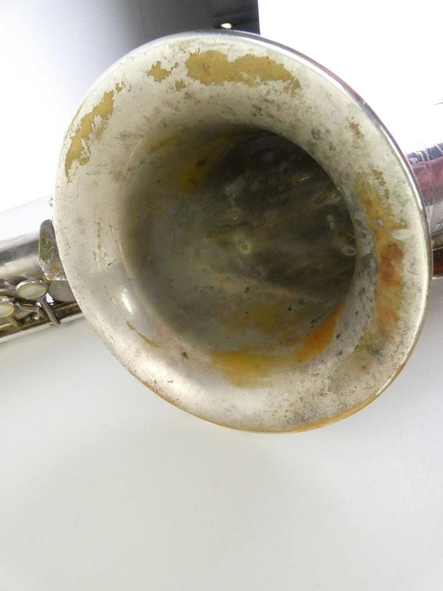 Vintage tenor saxofoon met accessoires en koffer