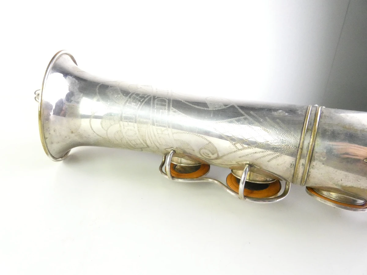 Vintage tenor saxofoon met accessoires en koffer