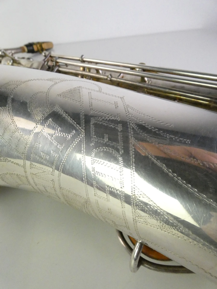 Vintage tenor saxofoon met accessoires en koffer