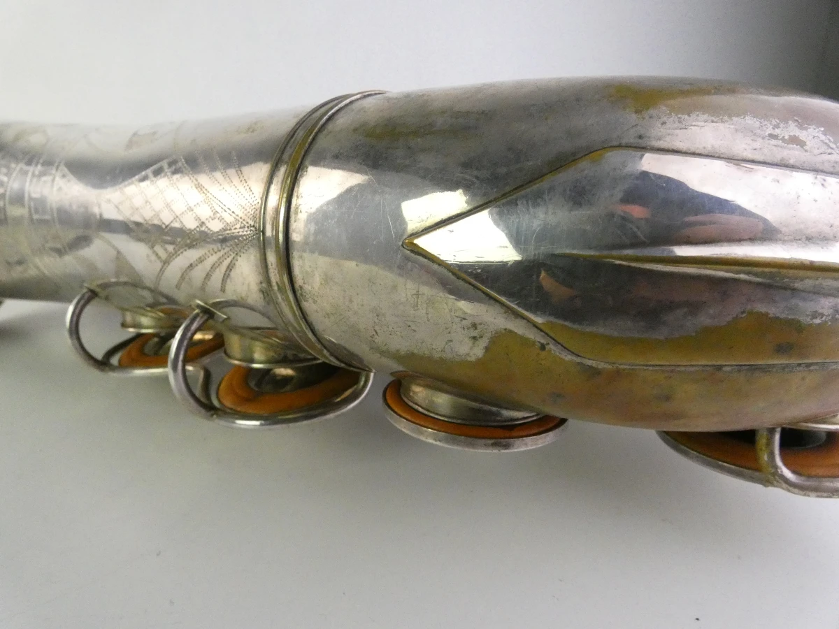 Vintage tenor saxofoon met accessoires en koffer