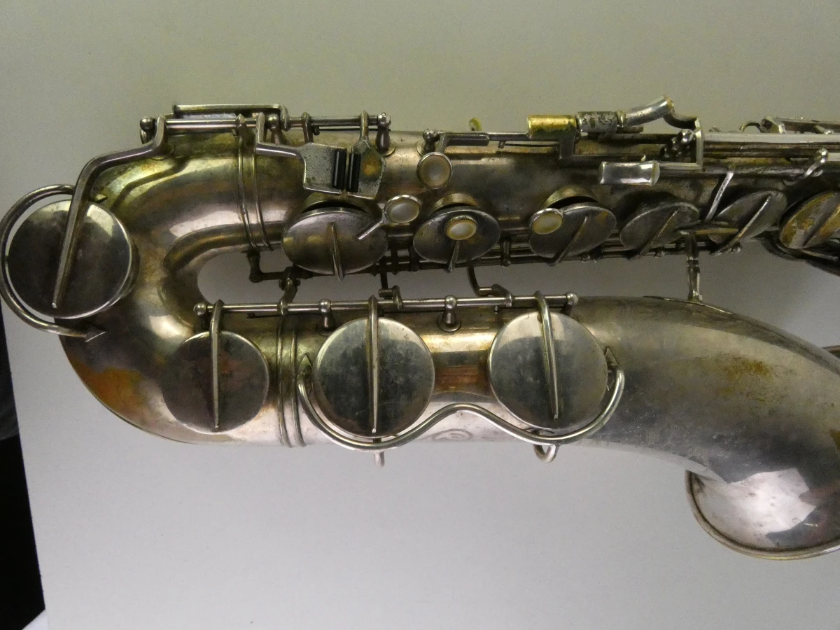 Vintage tenor saxofoon met accessoires en koffer