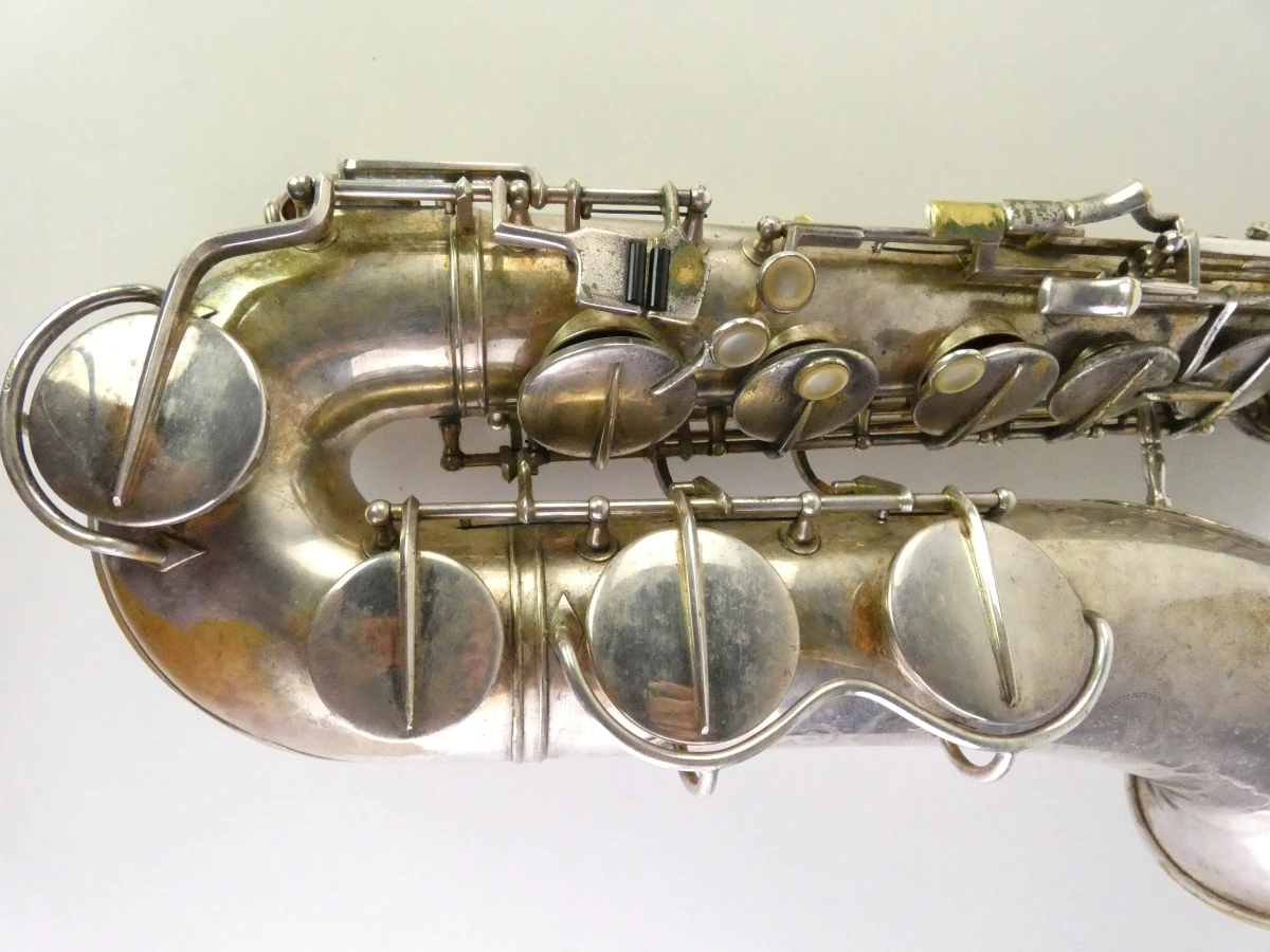 Vintage tenor saxofoon met accessoires en koffer