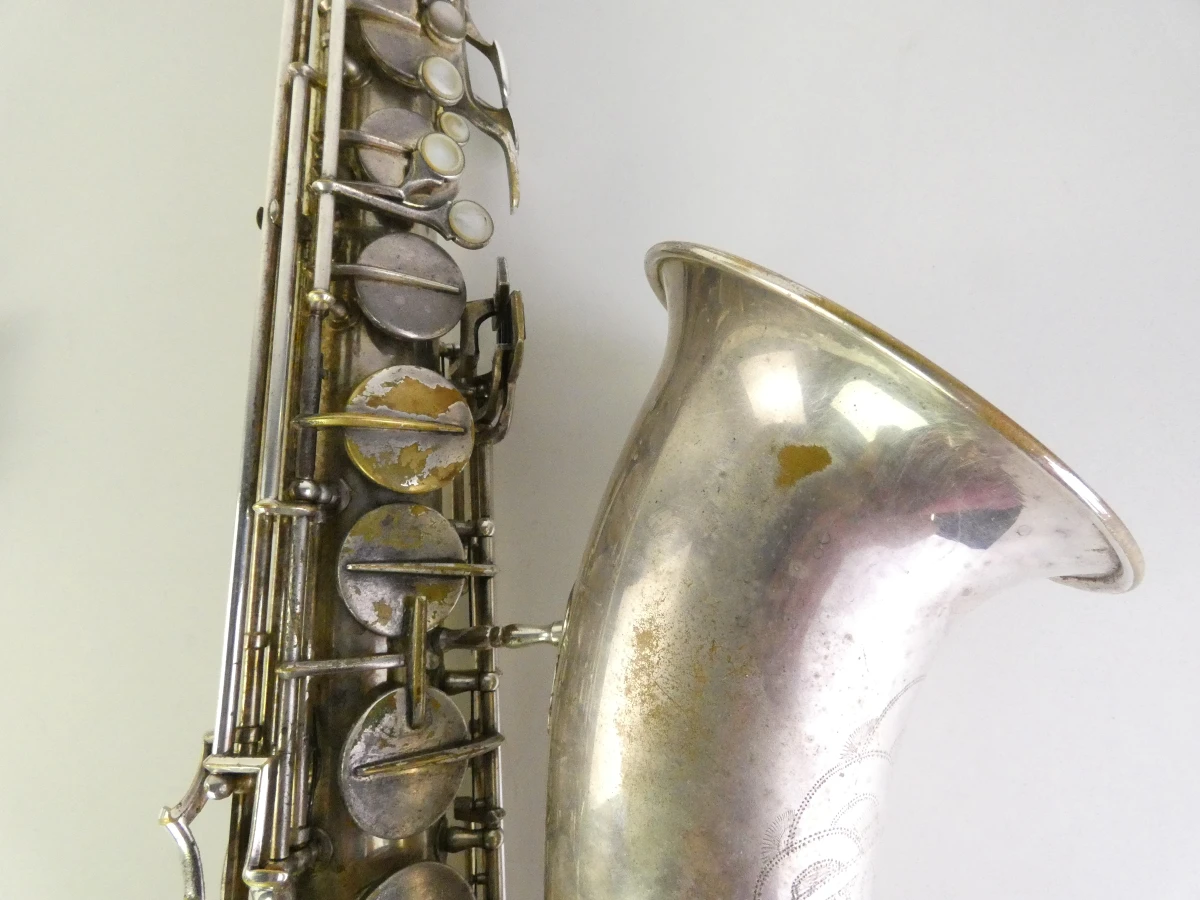 Vintage tenor saxofoon met accessoires en koffer