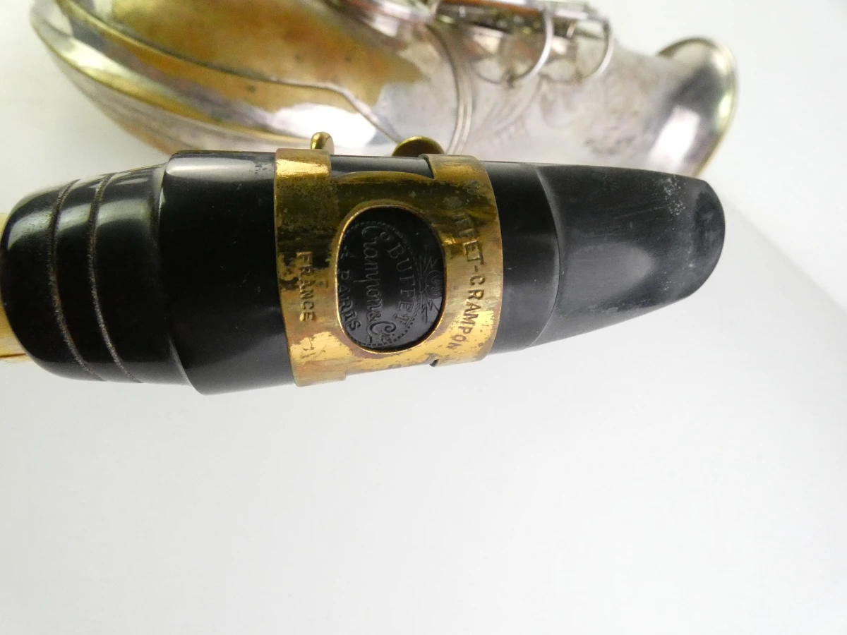Vintage tenor saxofoon met accessoires en koffer