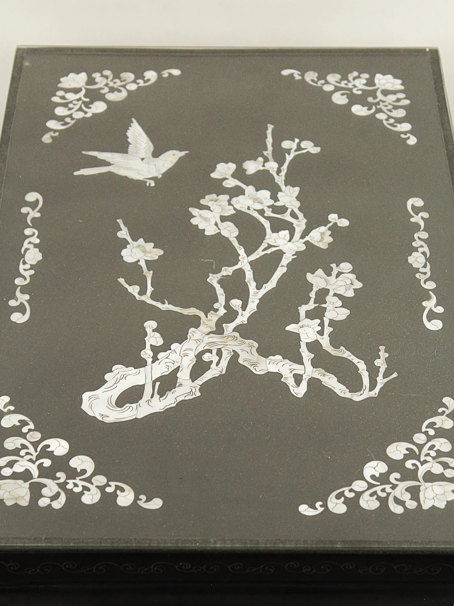 Chinese theetafel uit zwart gelakt hout  met vogel en bloemenmotief in parelmoer en glazen blad