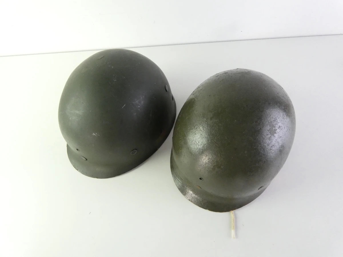 Set van 2 militaire helmen met binnenvoering