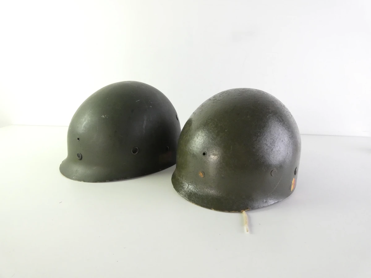 Set van 2 militaire helmen met binnenvoering