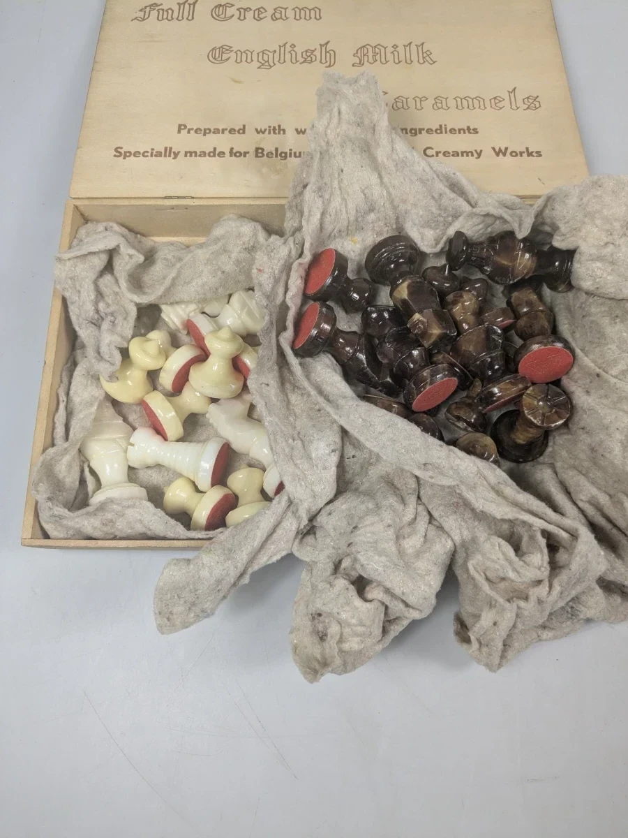 Marmeren schaakbord met schaakstukken