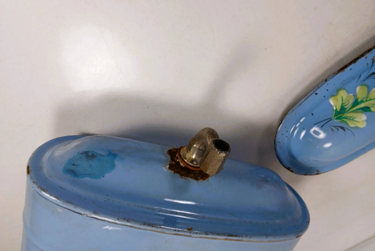 Blauw metalen vintage waterreservoir met bloemenmotief - foto 5