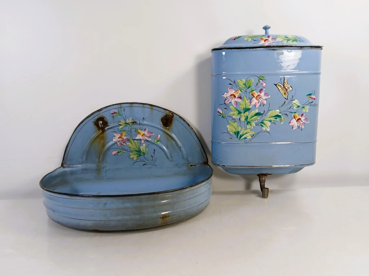 Blauw metalen vintage waterreservoir met bloemenmotief – kavel bij De Kringwinkel, Turnhout