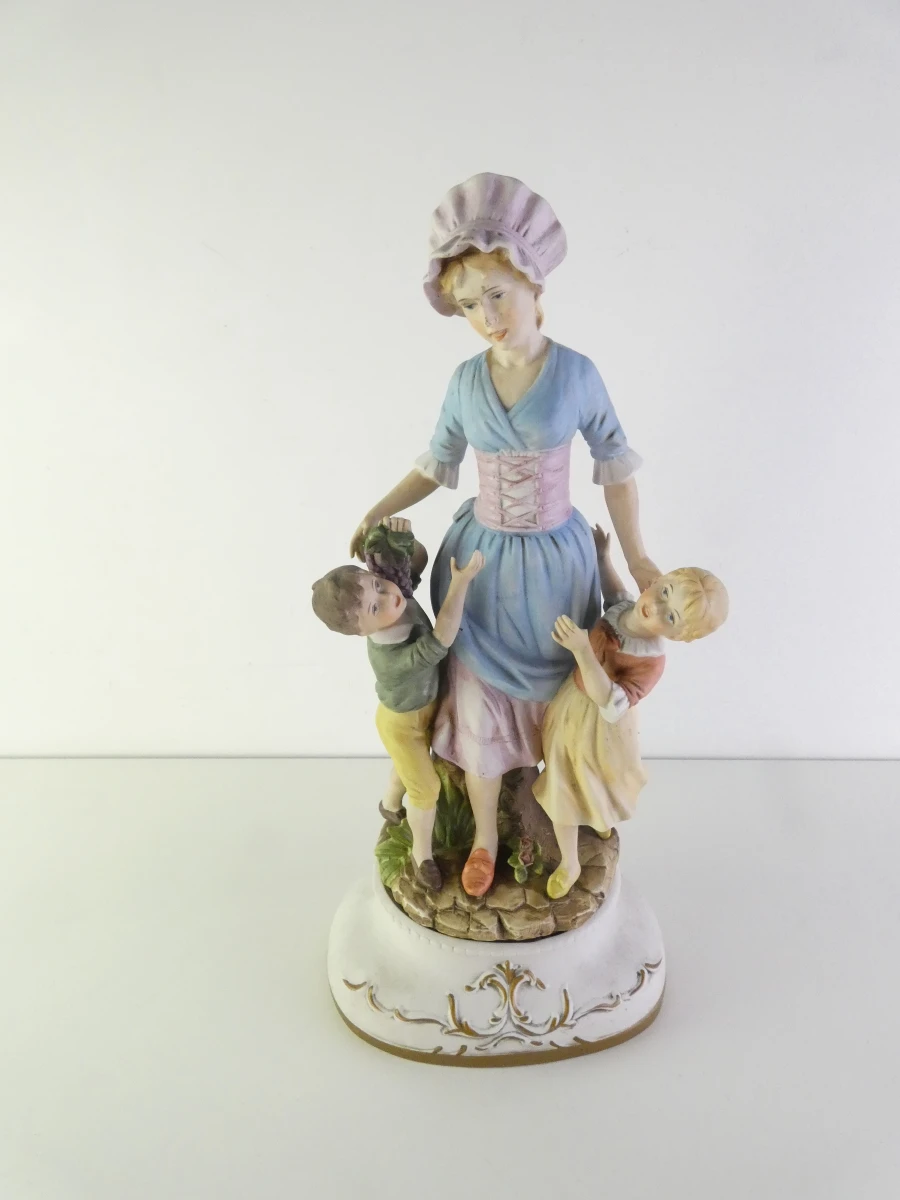 Beeldje vrouw met kinderen
