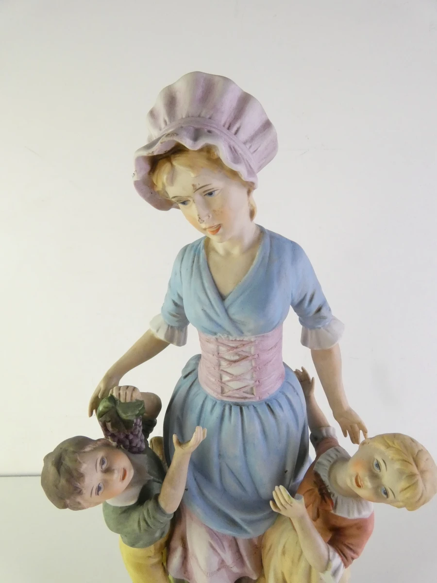 Beeldje vrouw met kinderen
