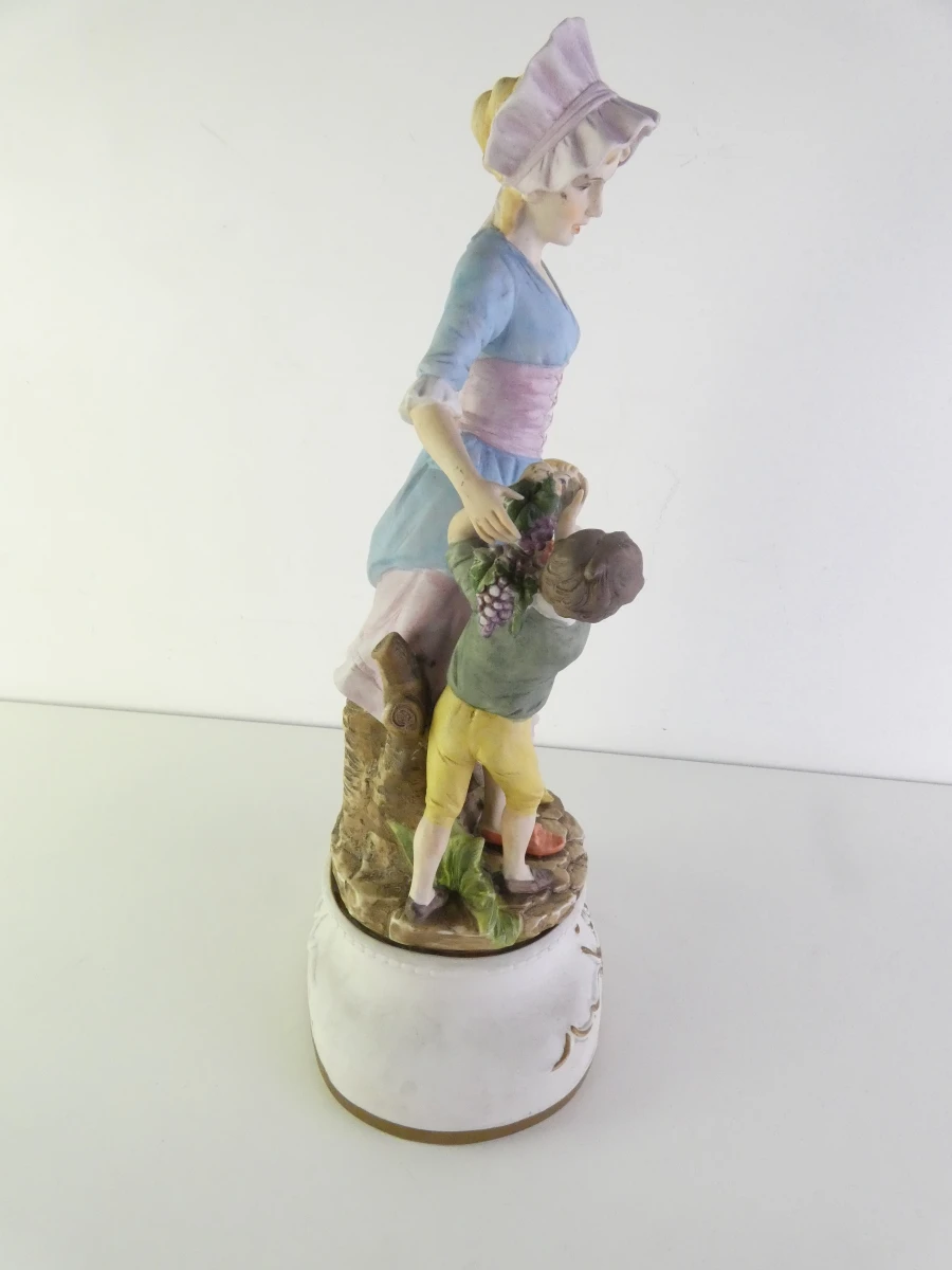 Beeldje vrouw met kinderen