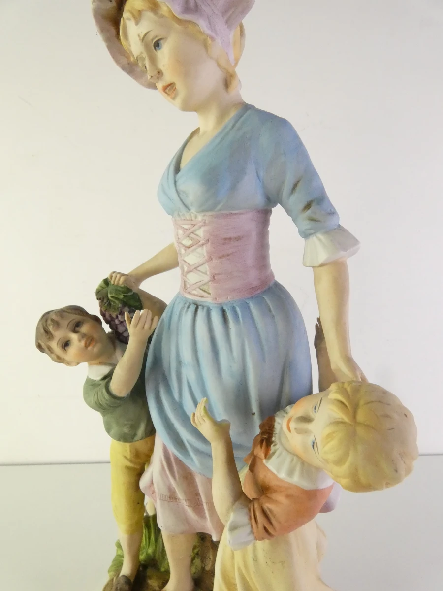 Beeldje vrouw met kinderen