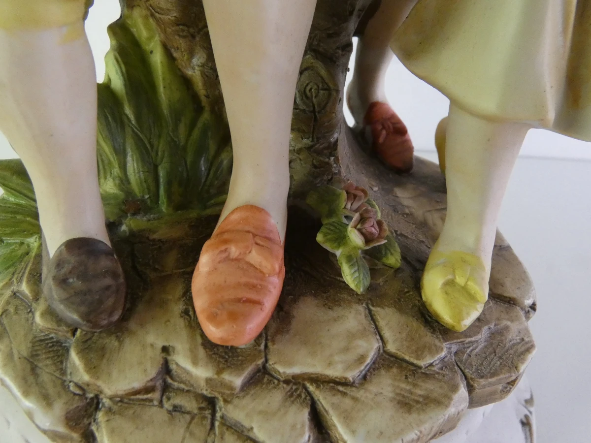 Beeldje vrouw met kinderen