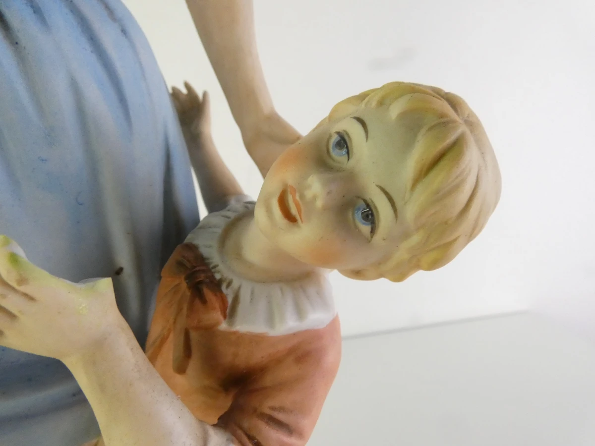 Beeldje vrouw met kinderen