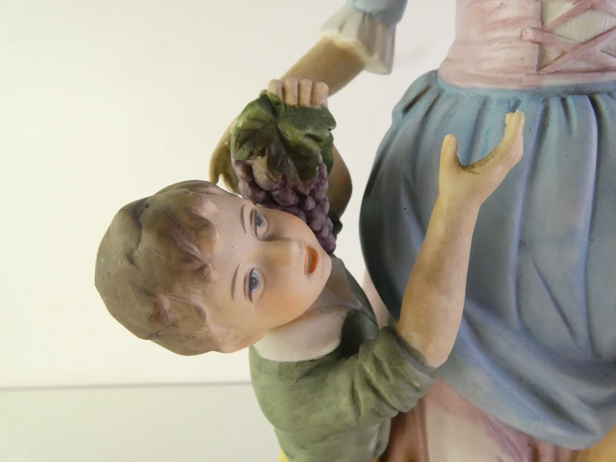 Beeldje vrouw met kinderen