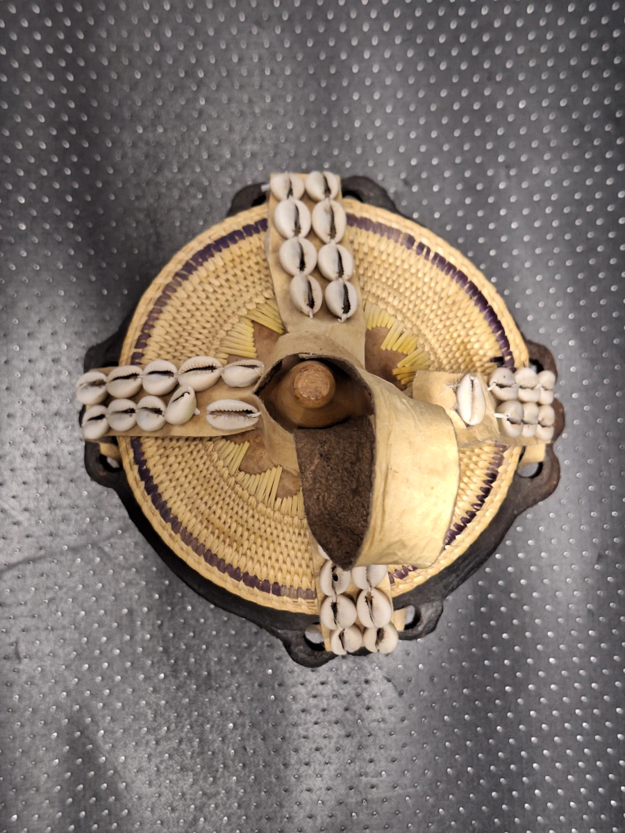 Traditionele Ethiopische Qincee-melkcontainer met kaurischelpen - foto 6