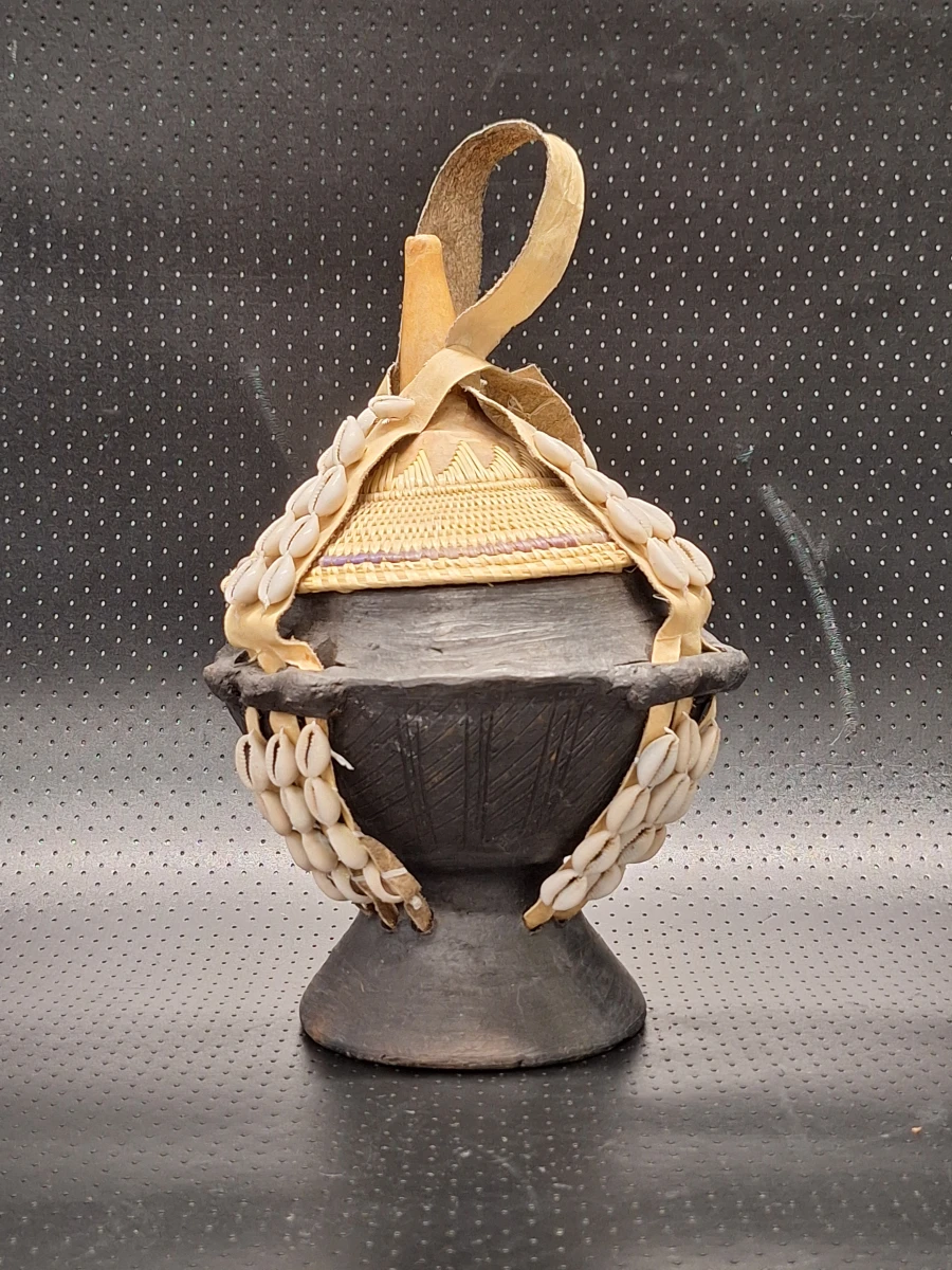 Traditionele Ethiopische Qincee-melkcontainer met kaurischelpen - foto 2