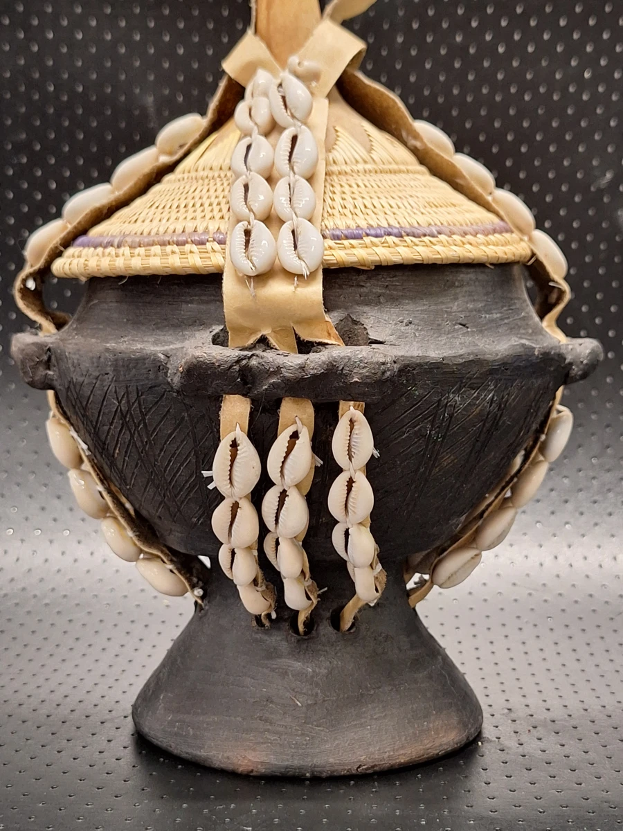 Traditionele Ethiopische Qincee-melkcontainer met kaurischelpen - foto 4